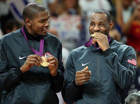 הישגים בנבחרת לא חסר לו. דוראנט עם לברון בבייג'ין (gettyimages)