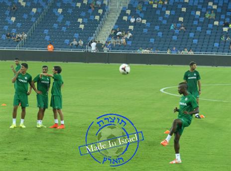 שחקני חיפה על כר הדשא החדש