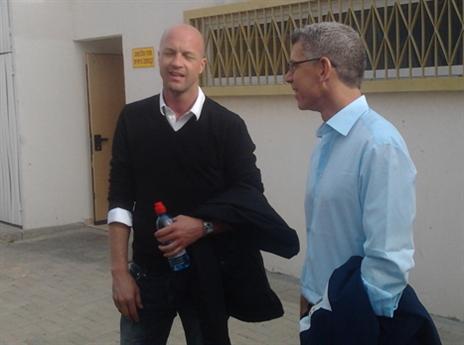 גולדהאר וקרויף. מינו מיידית מאמן זר