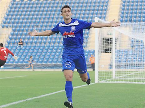 אלו שנכנסו, ראו את האזורוב חוגג בכורה בהרכב עם גול (אלן שיבר)