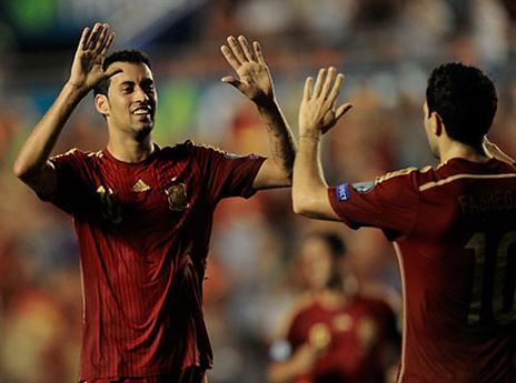 בוסקטס חונך את הצעירים (GETTYIMAGES)