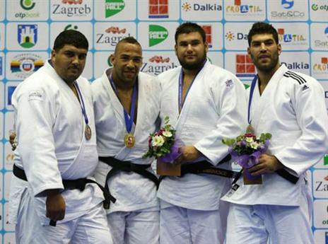 ששון (מימין), עלה על הפודיום