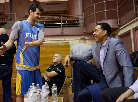 פניני מספר לבלו איך קולעים שלשה מול קליבלנד (האתר הרשמי)