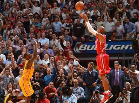 2,974 שלשות ב40%. ריי אלן בפוזיציה אופיינית (gettyimages)