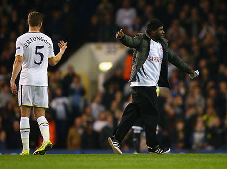 אחד מבין שלושה פורצים לדשא בווייט הארט ליין (gettyimages)