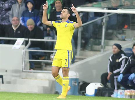 זהבי. העמדה מאחורי החלוץ יושבת עליו טוב (אלן שיבר)