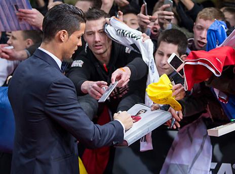 2015 תהיה גדולה עוד יותר? רונאלדו חותם למעריצים (gettyimages)