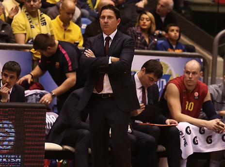 יש לו כאב ראש גדול. פסקוואל (אלן שיבר)