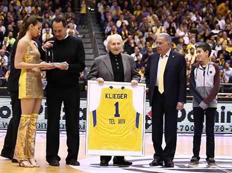 היה גם טקס לכבוד העיתונאי הוותיק נוח קליגר (אלן שיבר)