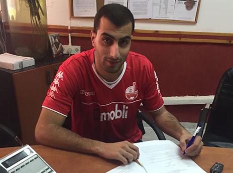 טאהא בחתימה בב"ש (צילום: אתר רשמי הפועל ב"ש)