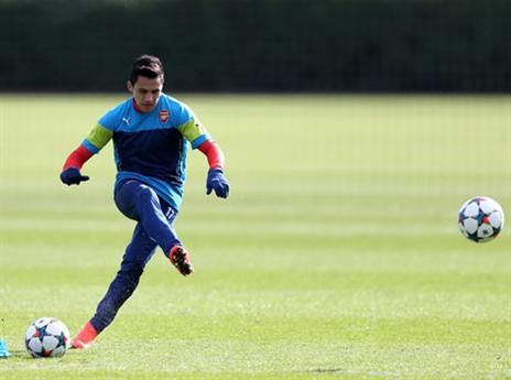 סאנצ'ס מתאמן על הבעיטות החופשיות (Getty)