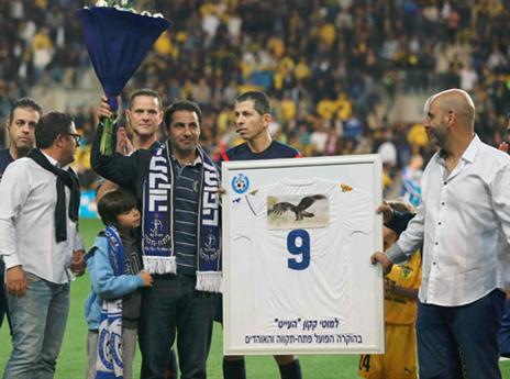 מוטי קקון קיבל כבוד לפני המשחק (אלן שיבר)