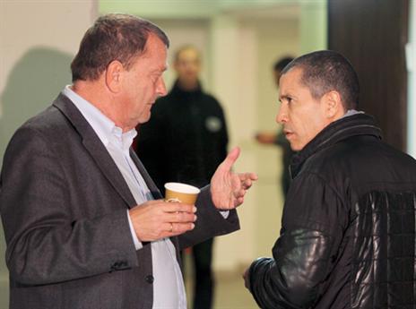 למה הוא בבתי המשפט, ואיזי לא? (אלן שיבר)