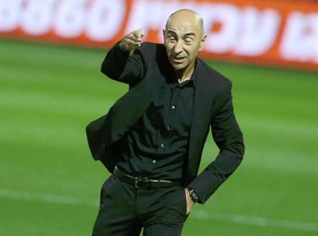 חוסר הסכמה בינו לבין הקהל על החילופים. פאקו (אלן שיבר)