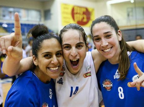 ימשיכו בתקופה הנהדרת. שחקניות הרצליה (צילום: עודד קרני, איגוד הכדורסל)