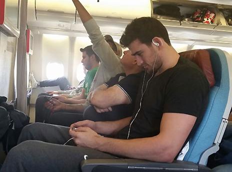 ג'ו אלכסנדר וחבריו במטוס, הטיסה התעכבה ב-45 דקות