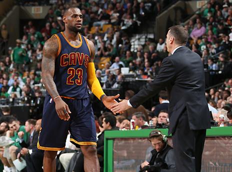 העוזר שלו על המגרש. בלאט ולברון (gettyimages)