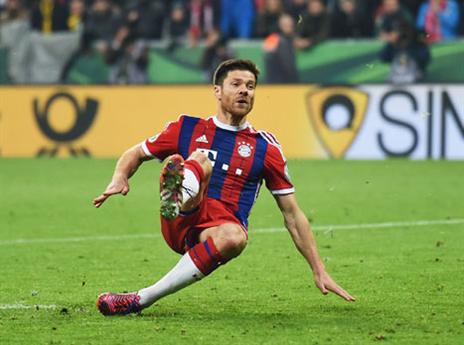 באיירן בהלם. אלונסו עושה ג'ון טרי בפנדלים (GETTYIMAGES)