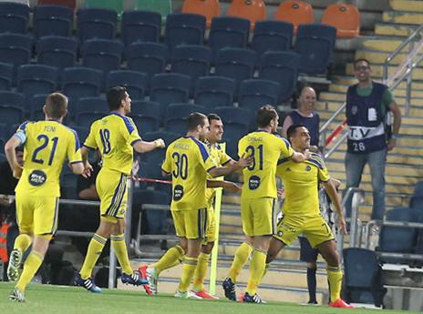 אבל האדומים והצהובים קבעו דייט בסמי עופר (צילום: אלן שיבר)