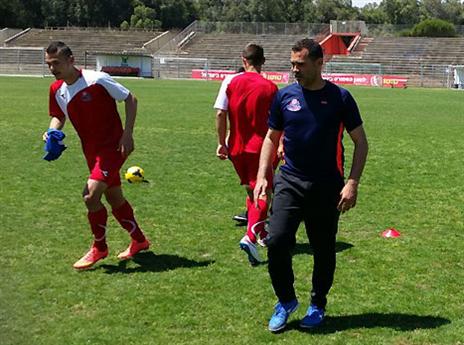 כמו בכותל. בנין הלך על פתקים