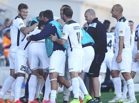 במצב בטוב מכולן. שחקני עכו חוגגים (צילום: אלן שיבר)