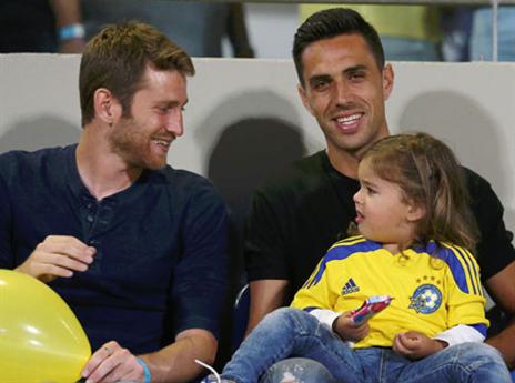 עם זהבי וייני ביציע (אלן שיבר)