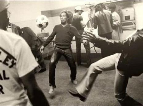 אפילו לא מאחורי הקלעים. אגדה