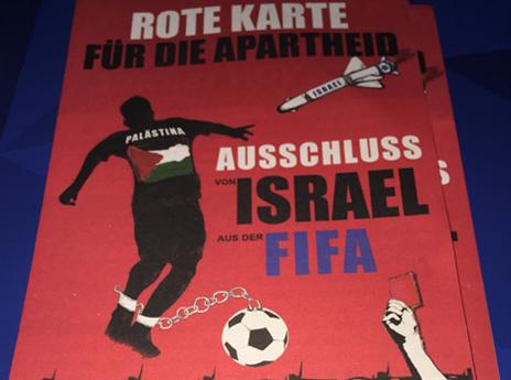 שלטי המחאה שמניפים המפגינים הפלסטינים