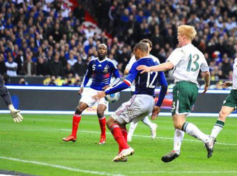 נגיעת היד המפורסמת, הנרי (צילום: טוויטר )