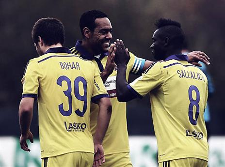 סלליך והחברים חוגגים. קבוצה משפחתית