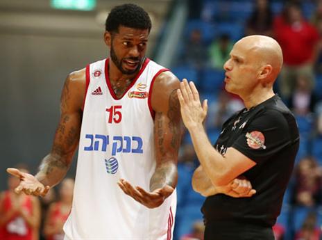 דונטה, משקיע גם בשיחות ולא רק במשחק (אלן שיבר)