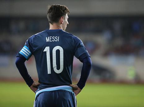 מסי, הרבה על הגב שלו (gettyimages)