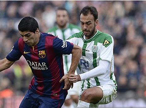 איניגו לופס מנסה לעצור את סוארס. בקרוב בישראל?