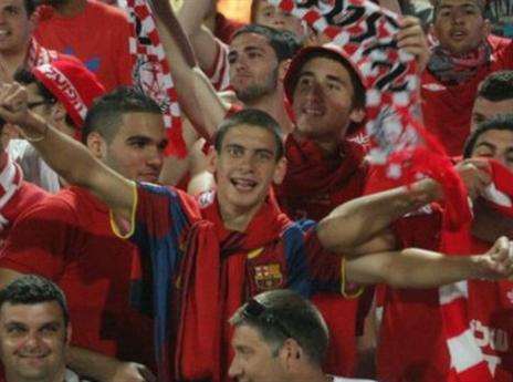 "אוהד מילדות". אבו עביד (במרכז) ביציע