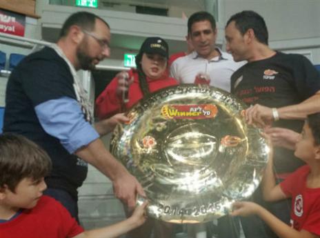 תנו לעדי להניף את הצלחת