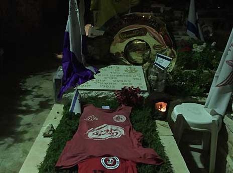 צלחת האליפות על קברו של ליאל גדעוני ז"ל