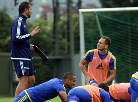 יוקאנוביץ' מסביר לקרלוס גארסיה (באדיבות האתר הרשמי של מכבי ת"א)