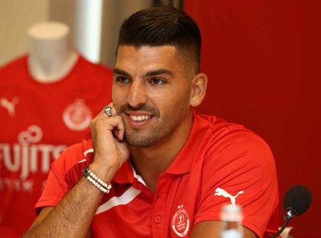 אריאל הרוש באדום. השחקן הכי ותיק בסגל הבוסרי (אלן שיבר)