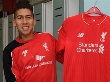 מתרגל לחולצה החדשה. פירמינו (צילום: אתר רשמי ליברפול)