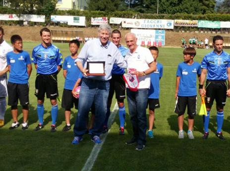 יואב כץ ונשיא אטאלנטה לפני השריקה (צילום: האתר הרשמי של הפועל חיפה)