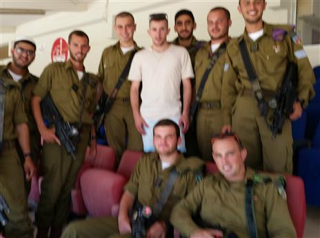 החיילים המצטיינים במעמד חלוקת המנויים