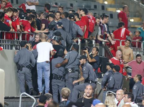 אוהדי הפועל מתפרעים. בבית"ר טוענים לצביעות (אלן שיבר)