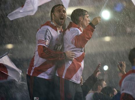 חזר למונומנטל, וליציע