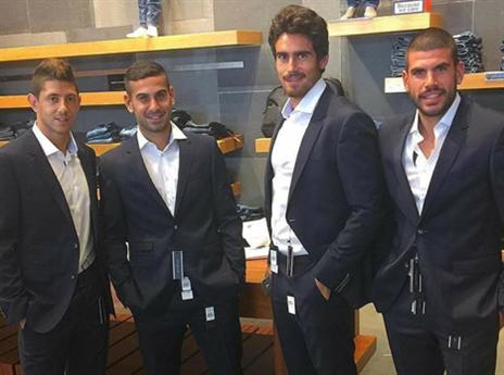 מכובדים. שחקני ב"ש עם החליפות החדשות