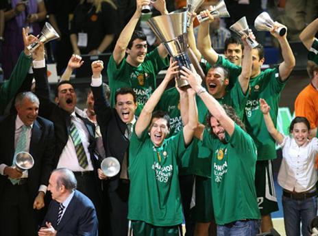 מניף את גביע היורוליג (GETTY)