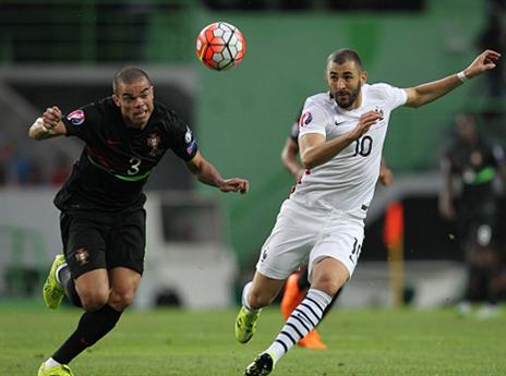 בנזמה ופפה, החברים מריאל מדריד, נאבקים אחד מול השני (getty)