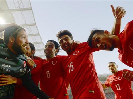 הטורקים חוגגים ניצחון גדול (Getty)