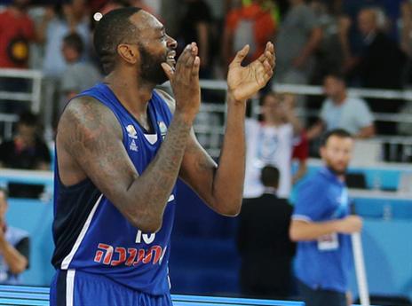 הופעה גדולה של פישר (צילום: אלן שיבר)