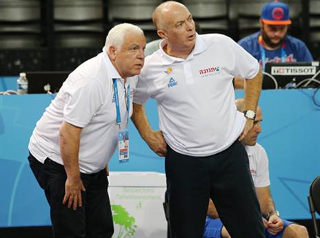 "אני רק מייעץ". גרשון לוחש באוזנו של אדלשטיין (אלן שיבר)