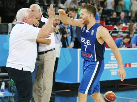 מקל. "הסתלבט עליי מול פולין" (אלן שיבר)